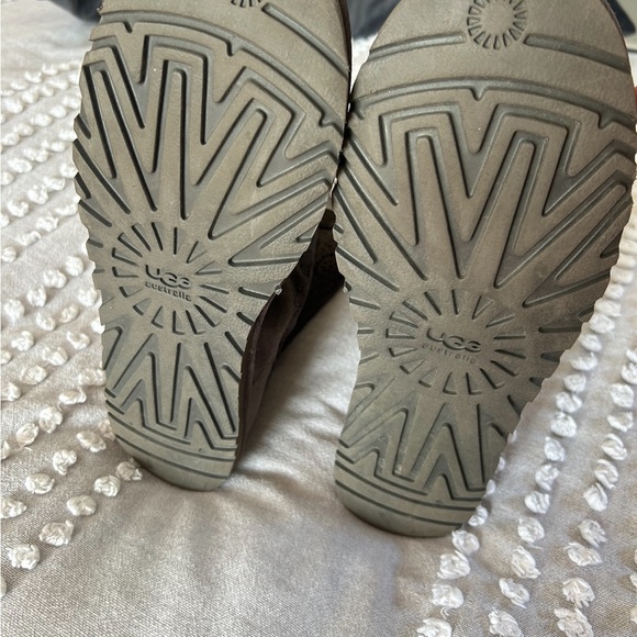 UGG Lo Pro Short Perforated Boot Charcoal - Picture 8 of 9